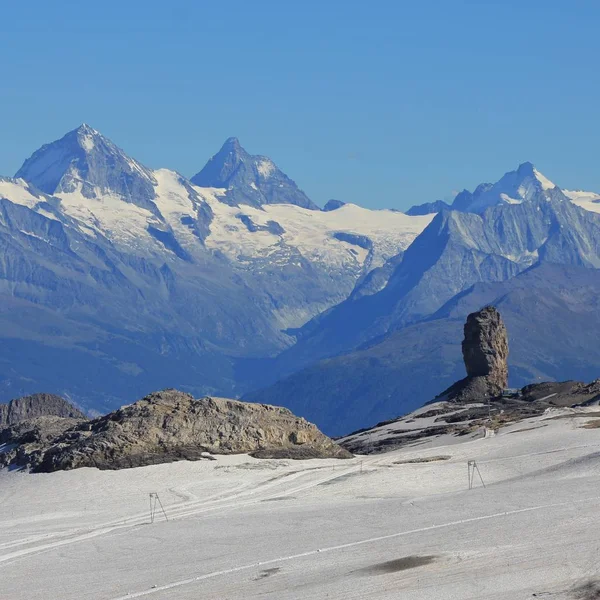 Quillégo Diable Skalistymi Obok Lodowca Tsanfleuron Odległy Widok Matterhorn — Zdjęcie stockowe
