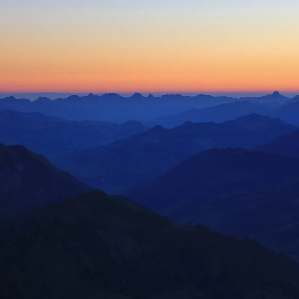 Saanenland Údolí Hory Bernském Oberlandu Při Východu Slunce — Stock fotografie