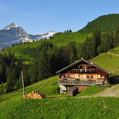 Eski çiftlik Gsteig bei Gstaad ve Mount Oldenhorn Bernese Oberland, İsviçre.
