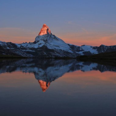 Lake Stelli, Zermatt yansıtan Matterhorn. İsviçre.