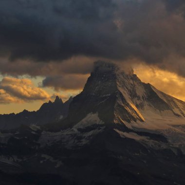 Gün batımında, Zermatt Matterhorn. Görünümden Mount Oberrothorn, İsviçre.