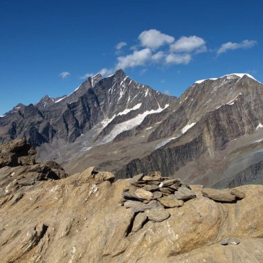 Dom, dağ Mischabel aralığının. Mount Oberrothorn, Zermatt görünümünden.