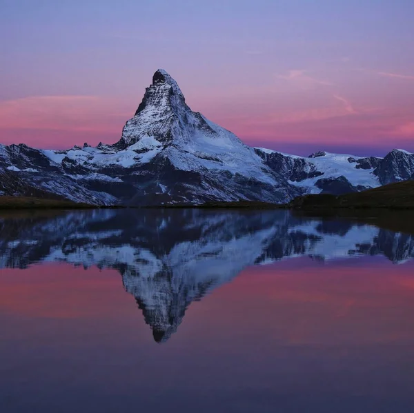 Matterhorn Nascer Sol Refletindo Lago Stelli Zermatt Suíça — Fotografia de Stock