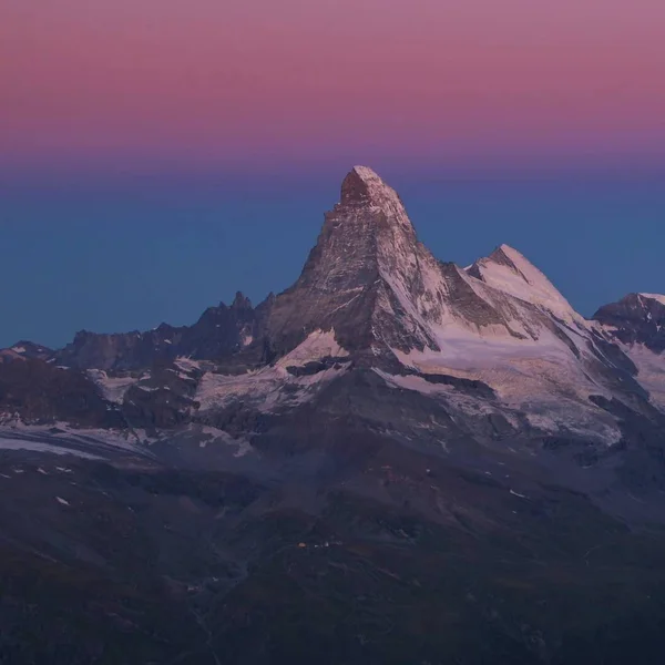 マッターホルンにピンクの空 スイス連邦共和国で有名な山 — ストック写真
