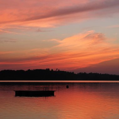 Lake Pfaeffikon, Zürih Kanton yaz akşamları. Renkli günbatımı.
