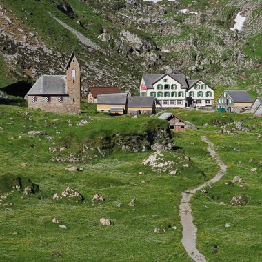 Appenzell Canton dağlarda yüksekte yer. Ünlü eski şapeli. Hiking trail.