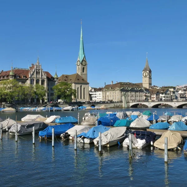 Båtar Limmat Och Fraumuenster Scenen Zürich — Stockfoto