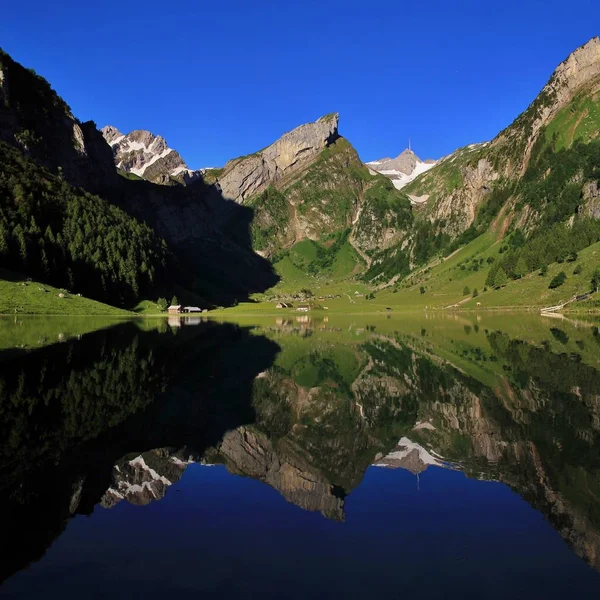 Manhã Verão Appenzell Canton Lago Seealpsee Montanhas Cordilheira Alpstein — Fotografia de Stock