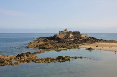 Fort Ulusal erken sabah. Landmark St Malo, Brittany. Fransız sahil. Popüler seyahat hedef.