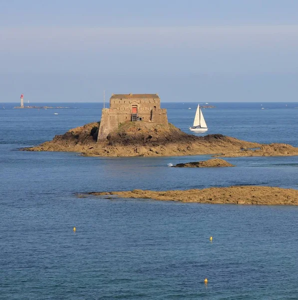 Forte Velho Pequena Ilha Saint Barco Vela Saint Malo Brittany — Fotografia de Stock