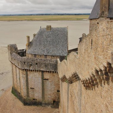 Duvar ve ev Mont St Michel, Fransa.