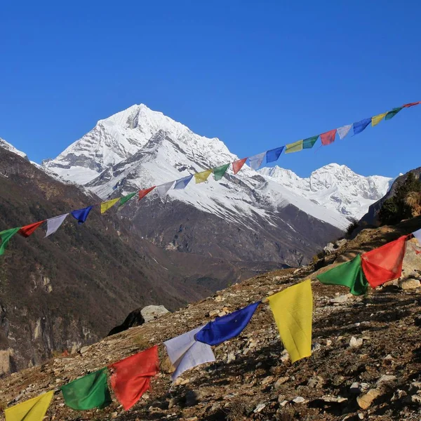 祈祷旗和桑德峰山 从尼泊尔珠穆朗玛峰国家公园 Namche Bazar 看风景 — 图库照片
