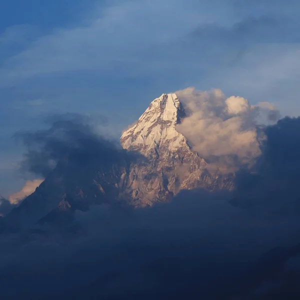 Pico Del Monte Ama Dablam Alcanzando Entre Las Nubes Nepal — Foto de Stock