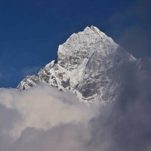 Cima Del Monte Thamserku Circondata Nuvole — Foto Stock