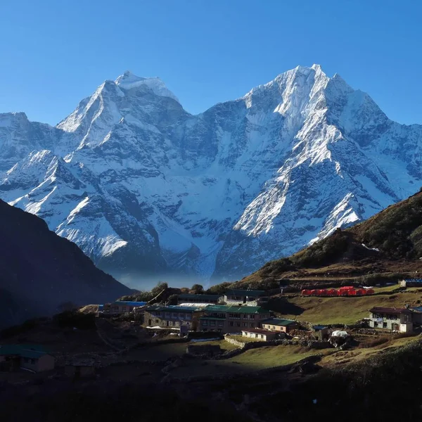 Petit Village Dole Lever Soleil Montagnes Enneigées Kangtega Thamserku Vallée — Photo