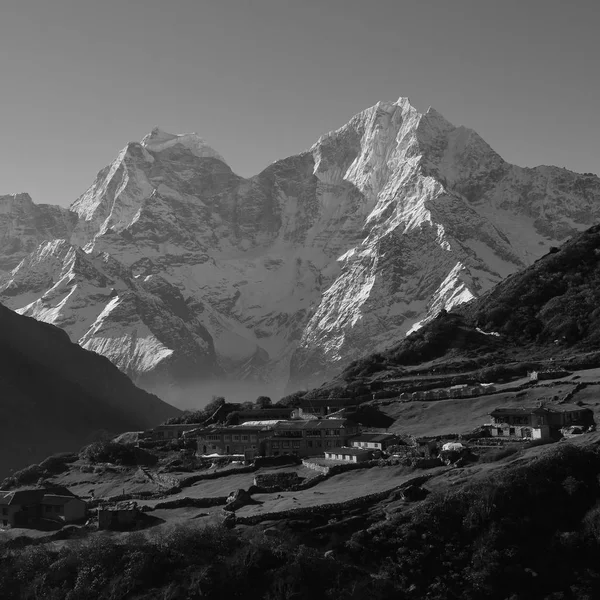 Pequeño Pueblo Dole Amanecer Montañas Nevadas Kangtega Thamserku Valle Gokyo — Foto de Stock