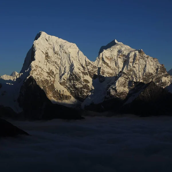 Widok Gokyo Park Narodowy Everest Pokryte Śniegiem Góry Cholatse Taboche — Zdjęcie stockowe