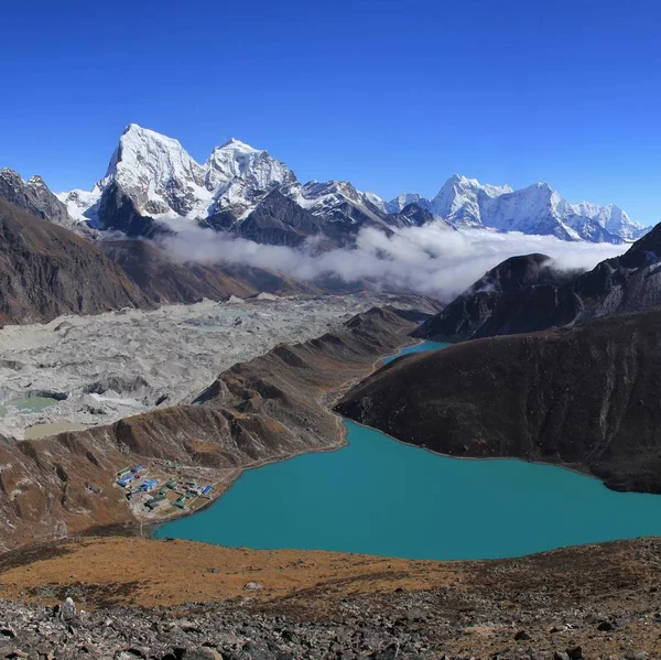 Lago Turquesa Gokyo Geleira Ngozumpa Monte Cholatse Belo Vale Perto — Fotografia de Stock