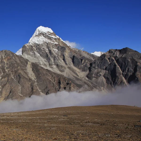 Haute Montagne Lobuche Cholatse Brouillard Rampant Dans Vallée — Photo