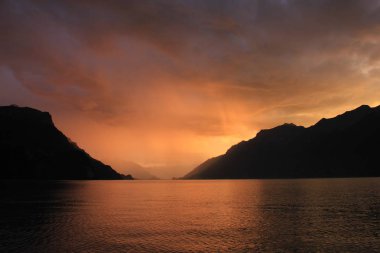Brienz Gölü üzerinde dramatik gökyüzü.