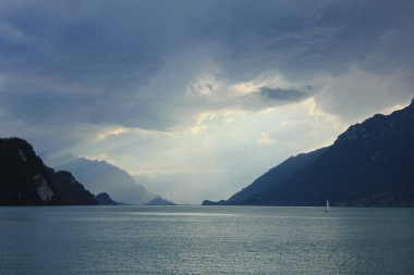 Brienz Gölü'nde yaz sahnesi, İsviçre.