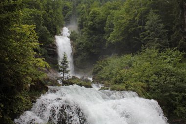Yaz başında Giessbach Şelalesi. Interlaken yakınlarındaki çarpıcı şelaleler, İsviçre.
