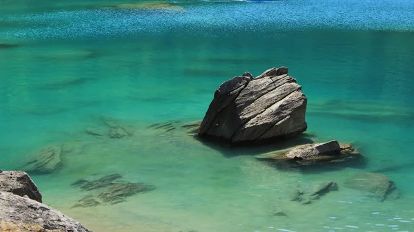 カウマ湖の岩とターコイズブルーの水 — ストック写真