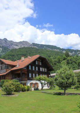Brienz, İsviçre'deki eski ahşap dağ evi.