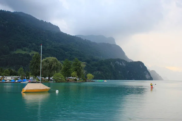 ブリエンツ湖のほとりにある雨の夏の日 スイス — ストック写真