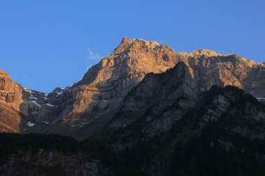 Gün batımında Glaernisch Dağı Zirvesi, İsviçre.