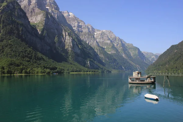 Vuoret Glaernisch Valikoima Kirkas Vesi Järven Kloental Sveitsi — kuvapankkivalokuva