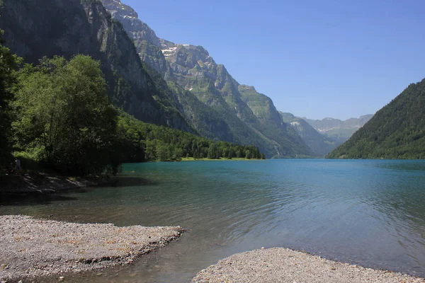 Agua Turquesa Clara Del Lago Kloental Las Montañas Circundantes Suiza —  Fotos de Stock