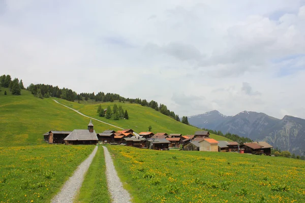 スイスの村は丘の上の高い位置に位置しています — ストック写真