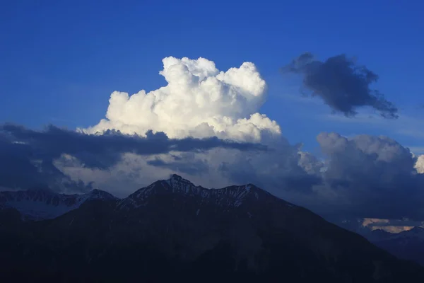 Nuvem Cumulus Sobre Monte Lenzer Horn Suíça — Fotografia de Stock