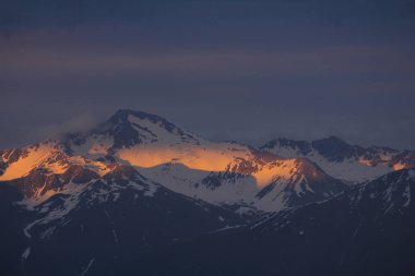 Gün batımında Hoch Ducan Dağı. Obermutten' den görünüm, İsviçre.