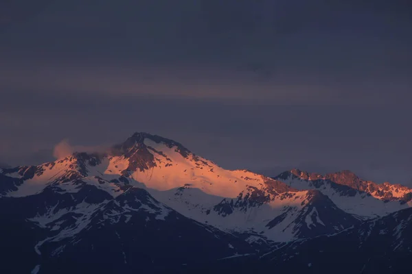 Hoch Ducan Dağı Nın Zirvesine Dokunan Günün Son Güneş Işığı — Stok fotoğraf