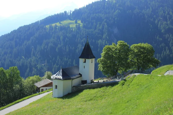 Chiesa Alberi Mutten Svizzera — Foto Stock