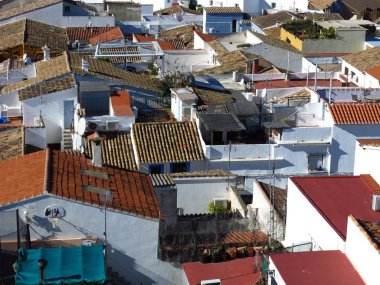 Castillo de Denia'dan manzara. Denia, İspanya'daki küçük eski evlerin çatıları.