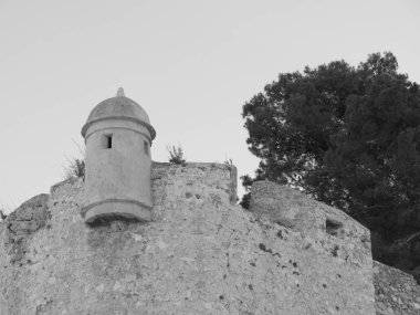 Castillo de Denia, İspanya'nın çevresindeki duvarın ve küçük kulenin ayrıntıları.