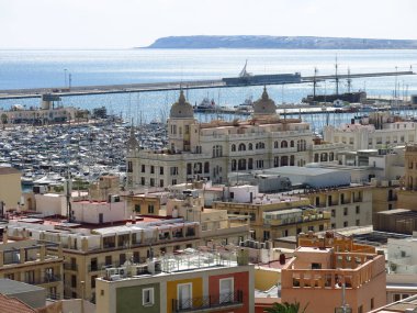 Alicante bir tepeden güzel bir görünüm. Evler ve liman.