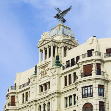 Üstünde heykel olan eski ev. Valencia, İspanya'daki sahne.