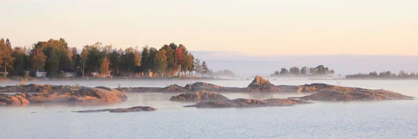 안개낀 아침에는 바위들 만발하고 나무들 합니다 스웨덴 최대의 호수와 — 스톡 사진