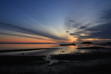 Vanern Gölü üzerinde çizgili sabah gökyüzü.