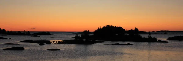 Ljus Orange Morgon Himmel Över Små Öar Nära Stranden Sjön — Stockfoto