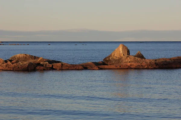 Juego Luces Sombras Formación Rocas Orilla Del Lago Vanern Suecia —  Fotos de Stock