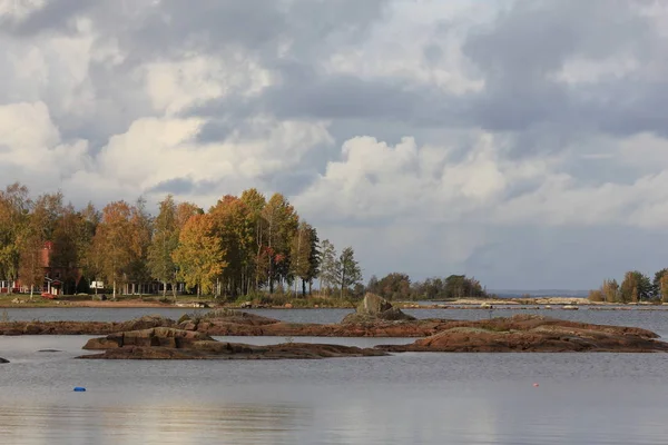 Klippformationer Och Färgglada Träd Vid Stranden Sjön Vanern — Stockfoto