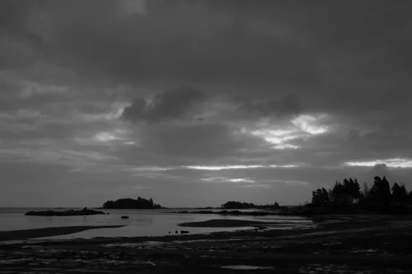 多云的早晨 在瑞典范恩湖畔 — 图库照片