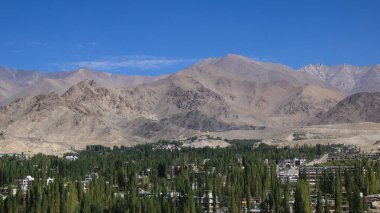 Leh 'in üst kısmı ve Ladakh Sıradağları, Hindistan.