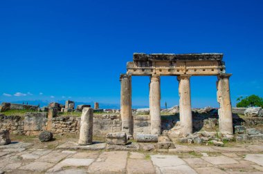 Eski sütunlara ve antik Hierapolis, Pamukkale, Türkiye 'deki elementlerine yakından bakın. Frontinus sokağının yakınında yer alıyor. Arkaplanda harabeler var. Şehir UNESCO 'ya dahil