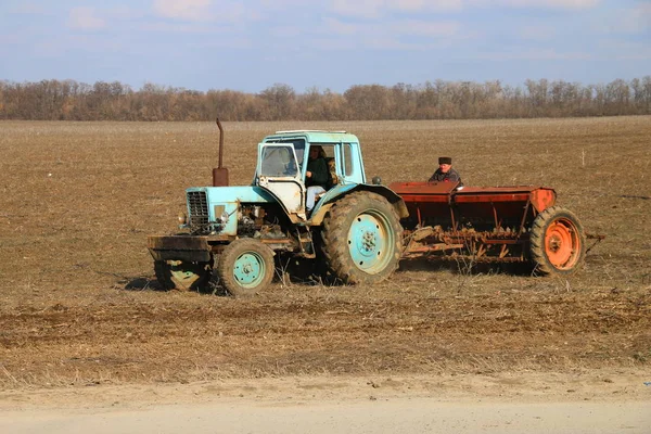 Traktör Belarus 800 Seeder Ile — Stok fotoğraf